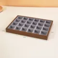 Bandeja para joyas de madera de nogal con 24 compartimentos y dimensiones - 24 Rejillas / 25x18x2.6cm / Marco de Nogal (Forro Gris)