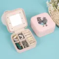 Portagioie portatile rosa con vivace gallo dello zodiaco per anelli e orecchini - Zodiaco Gallo / 10*10*5