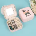 Scatola portagioie rosa portatile con stampa creativa di cani e organizer a scomparti multipli - Zodiaco Cane / 10*10*5