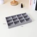 Vassoio per gioielli in velluto grigio con 12 scomparti, dimensioni 21x12,5 cm per anelli - 12-Grid Compartment Tray / 21*12.5cm / Grigio