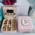Tragbare rosa Schmuck-Organizer-Box mit Spiegel und weißem Chenille-Buchstaben C - Buchstabe C / 10x10x5cm