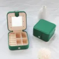 Boîte à bijoux portable en cuir PU vert avec miroir et compartiments pour le voyage - Style à Bouton Motif Croisé avec Miroir / Vert Foncé