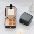 Boîte à bijoux compacte en cuir PU noir avec miroir de voyage et compartiments divers - Style miroir avec bouton-pression / Noir