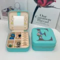 Boîte à bijoux portable en PU vert menthe avec miroir et lettre initiale florale E - Impression Bleue E / 10*10*5cm