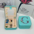 Boîte à bijoux portable en cuir PU vert menthe avec miroir et lettre G florale imprimée - Impression Bleue G / 10*10*5cm