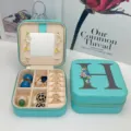 Boîte à bijoux en PU bleu Tiffany avec imprimé lettre H fleurie et miroir interne - Impression Bleue H / 10*10*5cm