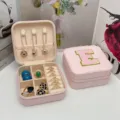 Joyero de viaje portátil rosa de PVC con detalle de letra E bordada de felpa - Letra E / 10x10x5cm