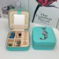 Boîte à bijoux portable en cuir PU avec miroir et impression florale de la lettre J - Impression Bleue J / 10*10*5cm