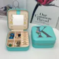 Boîte à bijoux portable en cuir PU vert menthe avec lettre K fleurie et miroir - Impression Bleue K / 10*10*5cm