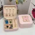 Joyero portátil de PVC rosa con la letra H bordada para el almacenamiento de viaje - Letra H / 10x10x5cm