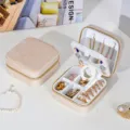 Eleganter Reise-Schmuckkasten aus beigem Samt mit integriertem Spiegel für Accessoires - Samt-Reißverschlussmodell Beige - Innen Weiß / 10x10x5cm