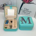 Boîte à bijoux de voyage en cuir PU sarcelle avec lettre M florale et miroir intégré - Impression Bleue M / 10*10*5cm