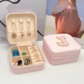 Joyero de viaje rosa compacto con letra J bordada en dorado para anillos y collares - Letra J / 10x10x5cm