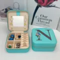 Boîte à bijoux portable en cuir PU bleu Tiffany avec miroir et lettre N à fleurs - Impression Bleue N / 10*10*5cm