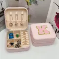 Elegante joyero de viaje rosa con letra K bordada para guardar anillos y collares - Letra K / 10x10x5cm