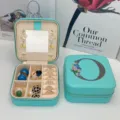 Boîte à bijoux portable en PU avec miroir et lettre O à fleurs en cyan clair - Impression Bleue O / 10*10*5cm