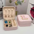 Joyero de viaje rosa compacto con letra L bordada y cierre de cremallera seguro - Letra L / 10x10x5cm