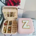 Eleganter tragbarer rosa Schmuckkoffer mit Spiegel und weißem Chenille-Buchstaben Z - Buchstabe Z / 10x10x5cm / Rosa
