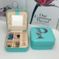 Boîte à bijoux portable en similicuir menthe avec miroir et lettre P à motif floral - Impression Bleue P / 10*10*5cm