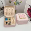 Joyero de viaje rosa con letra M bordada y compartimentos organizados para joyas - Letra M / 10x10x5cm