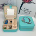 Boîte à bijoux portable bleu Tiffany avec lettre Q fleurie et un miroir intégré. - Impression Bleue Q / 10*10*5cm