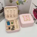 Joyero portátil de PVC rosa con letra N bordada para el almacenamiento de joyas de viaje - Letra N / 10x10x5cm