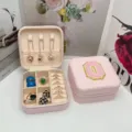 Joyero portátil de PVC rosa para viajes con parche bordado de la letra O - Letra O / 10x10x5cm