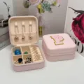 Joyero de viaje rosa portátil con un elegante bordado de chenilla con la letra P - Letra P / 10x10x5cm
