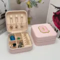 Joyero portátil de PVC rosa con un diseño elegante de parche de letra Q bordada - Letra Q / 10x10x5cm