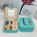 Boîte à bijoux portable en cuir PU vert menthe avec miroir et imprimé floral lettre U - Impression Bleue U / 10*10*5cm