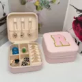 Joyero de viaje rosa con letra R bordada y práctico organizador de anillos suave - Letra R / 10x10x5cm