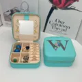 Boîte à bijoux portable en cuir PU turquoise avec motif de lettre florale et miroir. - Impression Bleue W / 10*10*5cm