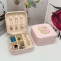 Elegante joyero de viaje rosa portátil con letra S bordada y múltiples compartimentos - Letra S / 10x10x5cm