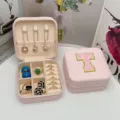 Elegante joyero de viaje rosa con un parche bordado de la letra T en color rosa - Letra T / 10x10x5cm