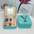 Élégante boîte à bijoux portable en PU avec miroir et imprimé lettre Y fleurie en cyan - Impression Bleue Y / 10*10*5cm