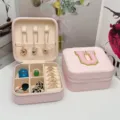 Joyero portátil de PVC rosa con letra U bordada para el almacenamiento de viaje - Letra U / 10x10x5cm