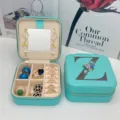 Boîte à bijoux portable en PU bleu Tiffany avec motif floral élégant de la lettre Z. - Impression Bleue Z / 10*10*5cm
