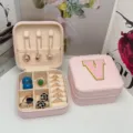 Joyero rosa portátil de PVC con la letra V bordada para el almacenamiento de viaje - Letra V / 10x10x5cm