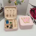 Joyero de viaje rosa portátil con una elegante letra W bordada para guardar accesorios - Letra W / 10x10x5cm