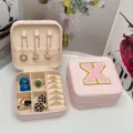 Joyero rosa portátil de viaje con letra X bordada y cierre de cremallera - Letra X / 10x10x5cm