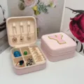 Joyero de viaje rosa con letra Y bordada para guardar anillos y collares portátiles - Letra Y / 10x10x5cm
