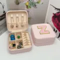 Joyero de viaje rosa con letra Z bordada y borde dorado brillante para joyería - Letra Z / 10x10x5cm