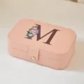 Elegante joyero portátil de cuero PU rosa con un gran diseño floral de la letra M - Mediano Doble Capa Estampado M / 16*11.5*5cm