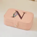 Joyero portátil de cuero PU rosa con un elegante diseño floral de la letra N en tapa - Mediano Doble Capa Estampado N / 16*11.5*5cm
