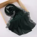 Primer plano del hiyab de gasa verde oscuro con exquisito bordado de encaje floral blanco. - 180cm / Verde Oscuro