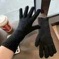 Detailansicht der schwarzen, dick gestrickten Wollhandschuhe mit langen, gerippten Bündchen - Einheitsgröße / Schwarz
