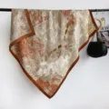 Detailweergave van de 90x90cm vierkante zijden sjaal met vintage tropische landschapsprint - RY-04