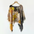 Vorderansicht eines bedruckten Poncho-Schals aus Seidenimitat für eleganten Sonnenschutz - TS2402