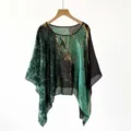 Detalle de un elegante poncho de seda sintética con estampado abstracto verde y dorado - TS2416