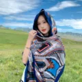 Bohemian Sommer-Stola mit blauem Rand und ethnischem Muster für den Sonnenschutz - 180cm / Unregelmäßiges Karo
